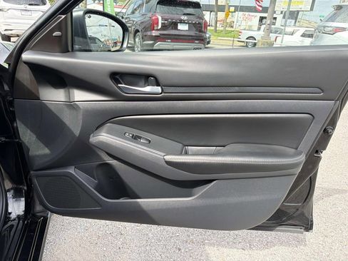 Used 2025 Nissan Altima 2.5 SV FWD image 14