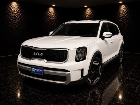 Used 2024 Kia Telluride EX w/ EX Captain's Chair Package AWD/4WD image 1