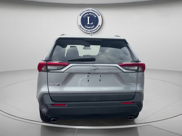 Used 2020 Toyota RAV4 XLE Premium FWD image 7
