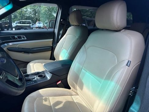Used 2017 Ford Explorer XLT w/ Equipment Group 202A FWD image 9