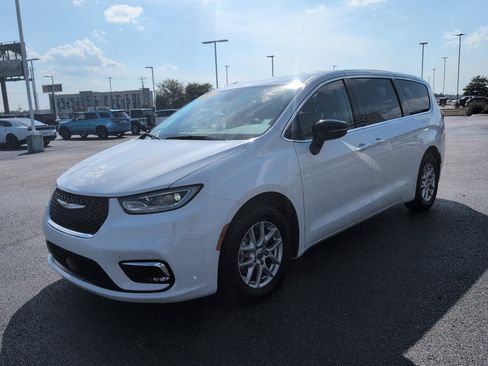Used 2024 Chrysler Pacifica Touring-L FWD image 3