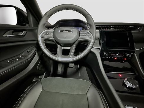 New 2025 Jeep Grand Cherokee Altitude image 27