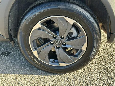 Used 2025 Nissan Rogue SV image 6