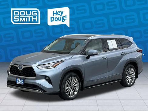 Used 2024 Toyota Highlander Platinum AWD/4WD image 2
