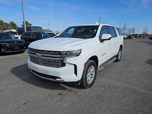 Used 2024 Chevrolet Suburban LT image 3