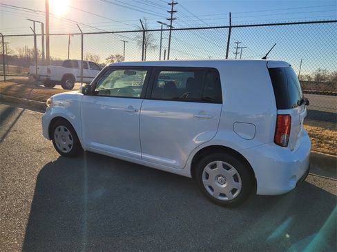 Used 2014 Scion xB Base image 3