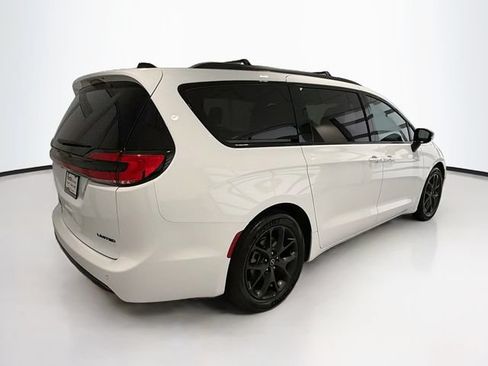 Used 2025 Chrysler Pacifica Limited FWD image 7