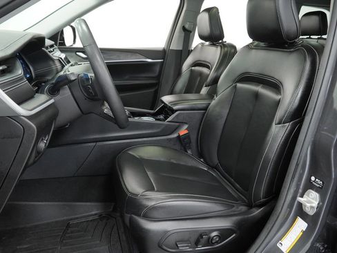 Certified 2023 Jeep Grand Cherokee Limited w/ Black Appearance Package image 16