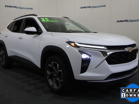 Used 2025 Chevrolet Trax LT FWD image 3