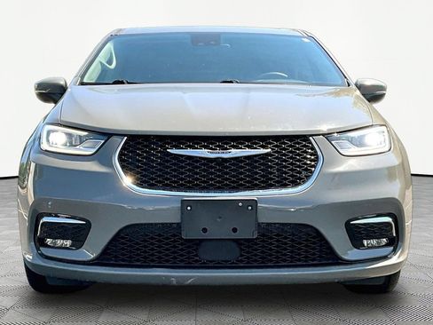 Used 2023 Chrysler Pacifica Touring-L FWD image 2
