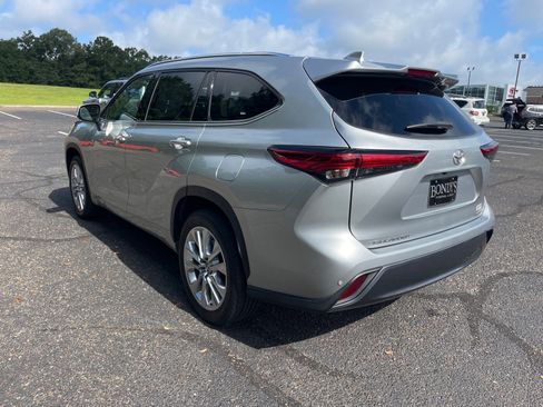 Used 2023 Toyota Highlander Limited FWD image 14