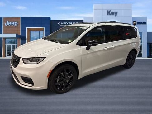 New 2026 Chrysler Pacifica Limited w/ S Appearance Package AWD/4WD image 2
