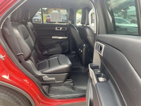 Used 2021 Ford Explorer XLT w/ Equipment Group 202A AWD/4WD image 14