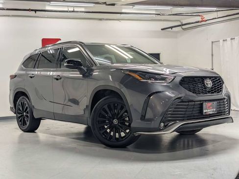 Used 2025 Toyota Highlander XSE image 2