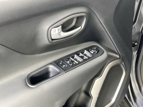 Used 2022 Jeep Renegade Latitude w/ Convenience Group AWD/4WD image 18