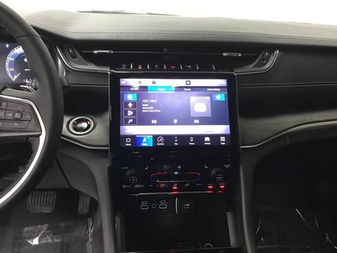 Used 2025 Jeep Grand Cherokee Limited image 17