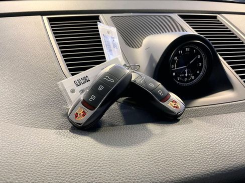 Used 2025 Porsche Macan image 21