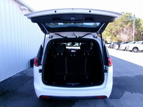 Used 2025 Chrysler Pacifica Limited image 23
