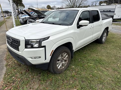 Used 2022 Nissan Frontier SV image 1