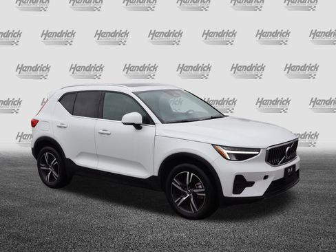 Certified 2025 Volvo XC40 B5 Core image 2