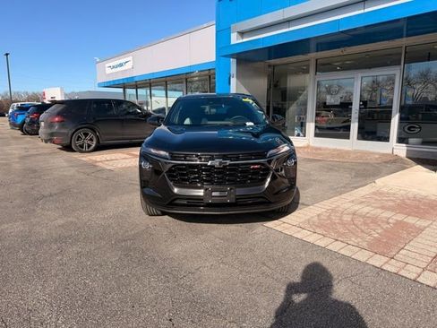 Used 2025 Chevrolet Trax RS w/ Sunroof Package image 2
