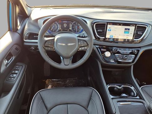 New 2026 Chrysler Pacifica Limited image 4