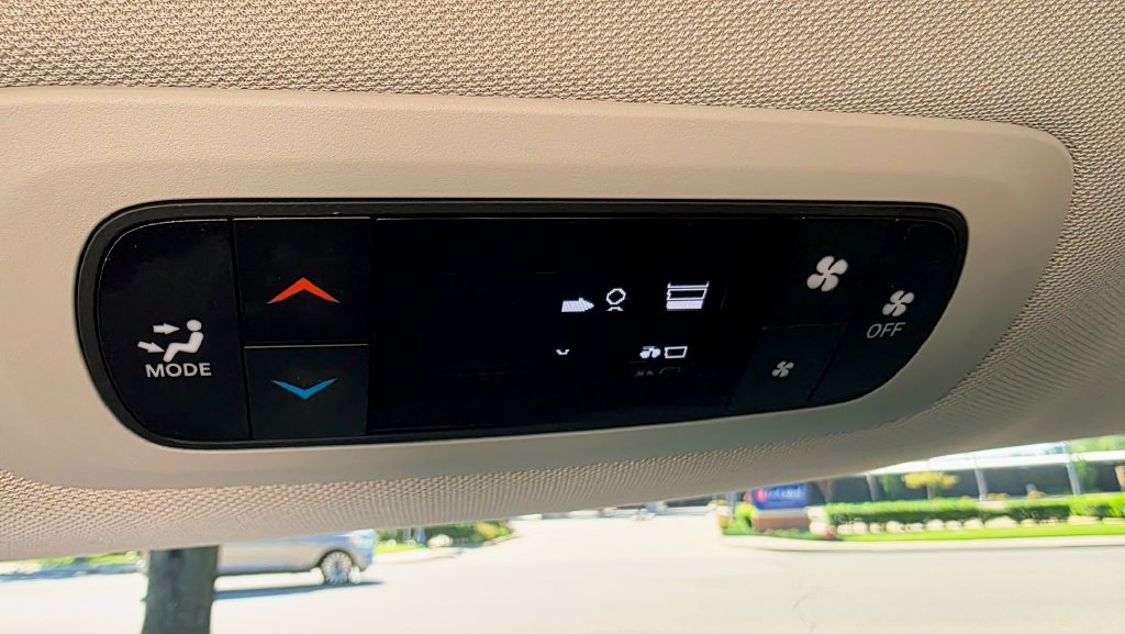 Used 2024 Chrysler Voyager LX FWD image 36