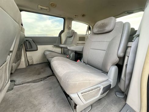 Used 2009 Chrysler Town & Country LX image 19