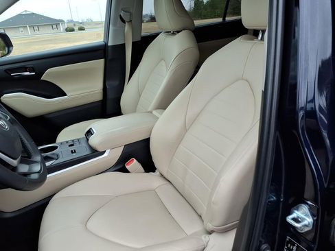 Used 2024 Toyota Highlander XLE image 14