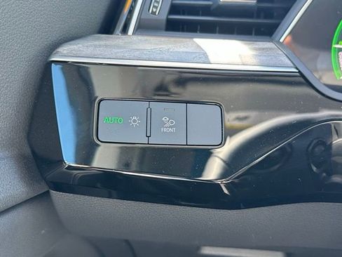 Used 2022 Audi e-tron Premium AWD/4WD image 18