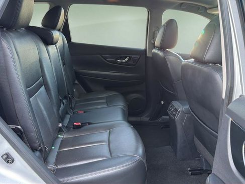 Used 2019 Nissan Rogue SL w/ Premium Package image 16