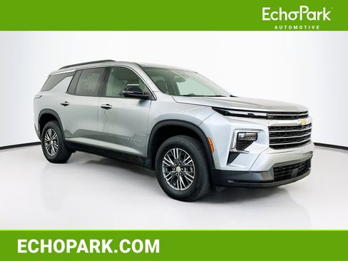 Used 2025 Chevrolet Traverse LT image 1