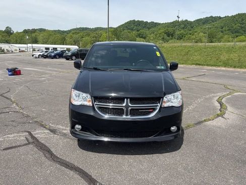 Used 2018 Dodge Grand Caravan SE FWD image 3