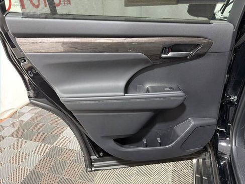 Used 2026 Toyota Highlander Platinum AWD/4WD image 19