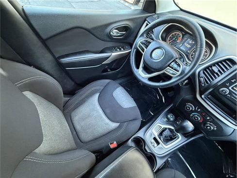 Used 2018 Jeep Cherokee Latitude AWD/4WD image 10