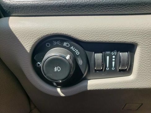 Used 2024 Chrysler Pacifica Touring-L FWD image 29