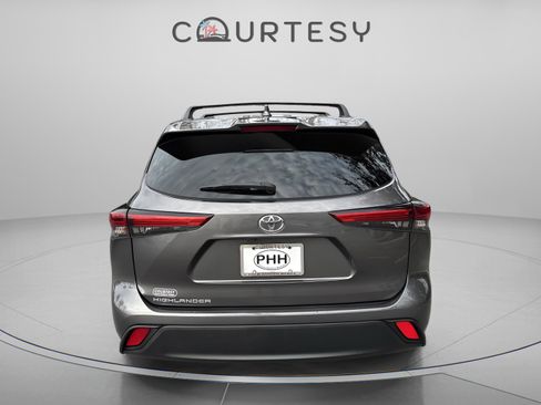 Used 2021 Toyota Highlander L image 6