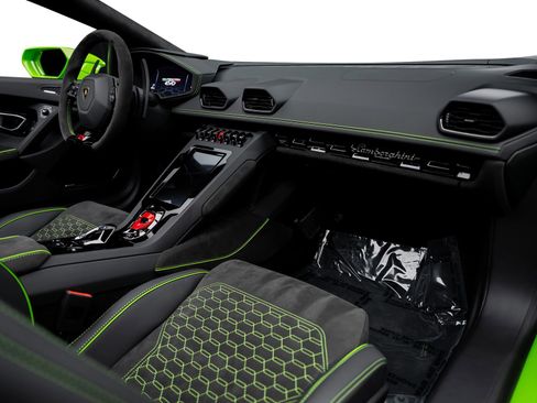 Used 2024 Lamborghini Huracan EVO AWD/4WD image 2