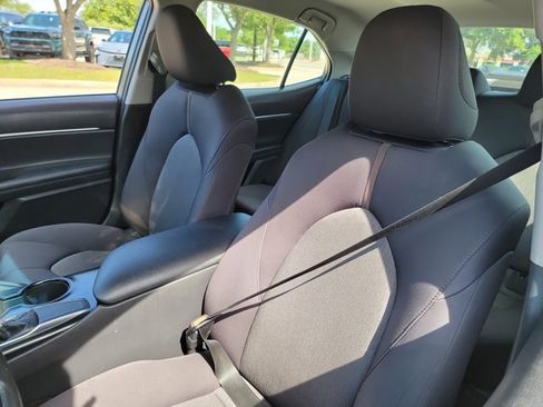 Used 2018 Toyota Camry LE FWD image 13