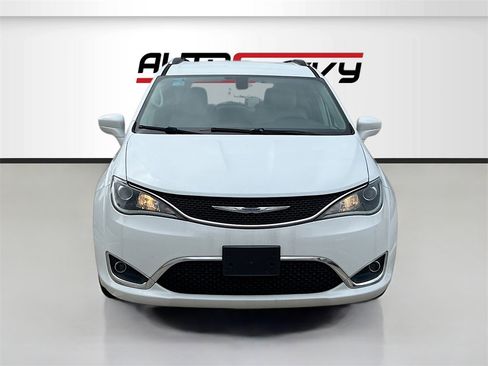 Used 2019 Chrysler Pacifica Touring-L Plus w/ Tire & Wheel Group image 2