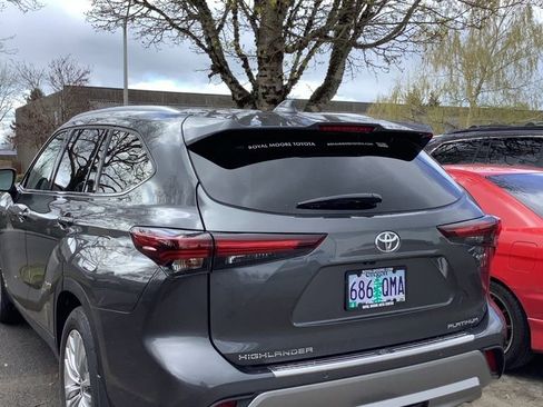 Used 2025 Toyota Highlander Platinum image 3