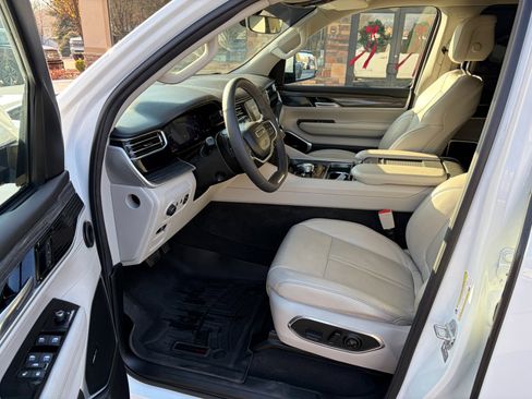 Used 2022 Jeep Wagoneer Series III w/ Convenience Group I image 4