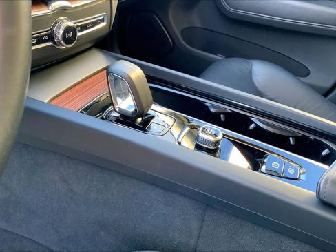 Used 2024 Volvo XC60 B5 Plus image 17