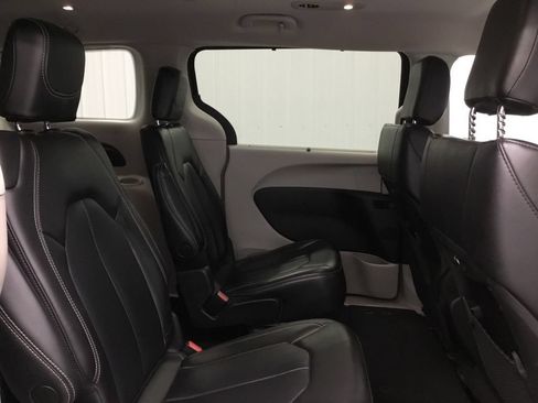 Used 2023 Chrysler Pacifica Touring-L FWD image 19