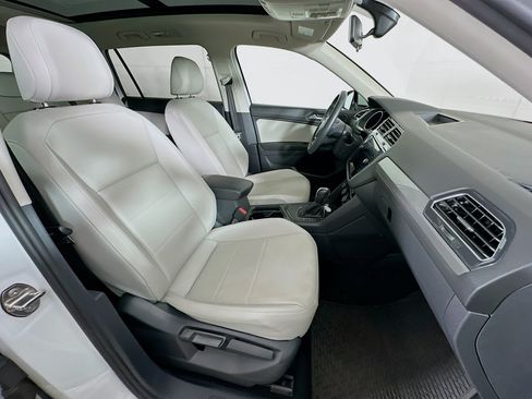 Used 2020 Volkswagen Tiguan SE w/ Panoramic Sunroof Package FWD image 30