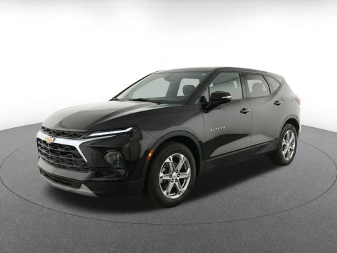 Used 2025 Chevrolet Blazer LT FWD image 3