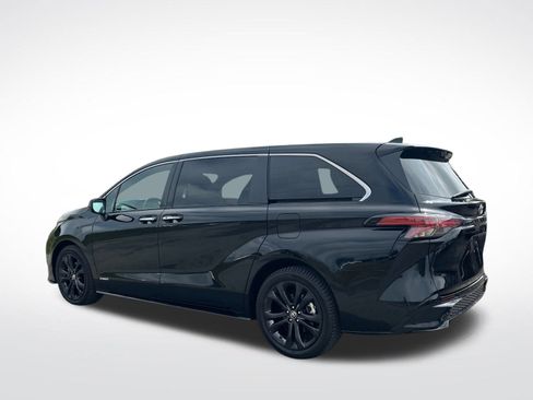 Used 2021 Toyota Sienna XSE image 4