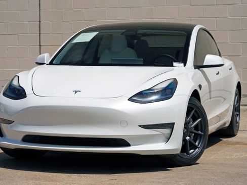 Used 2021 Tesla Model 3 Standard Range Plus image 3