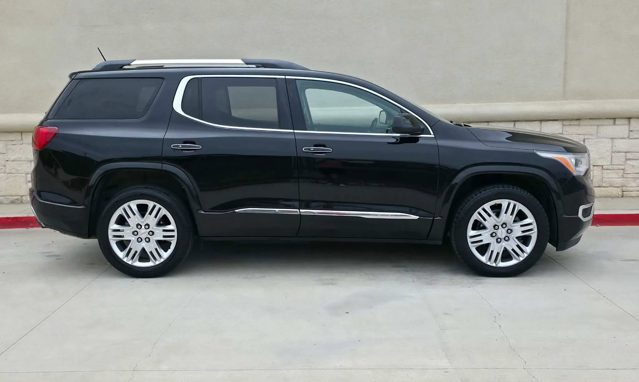 Used 2018 GMC Acadia Denali w/ Technology Package FWD image 2
