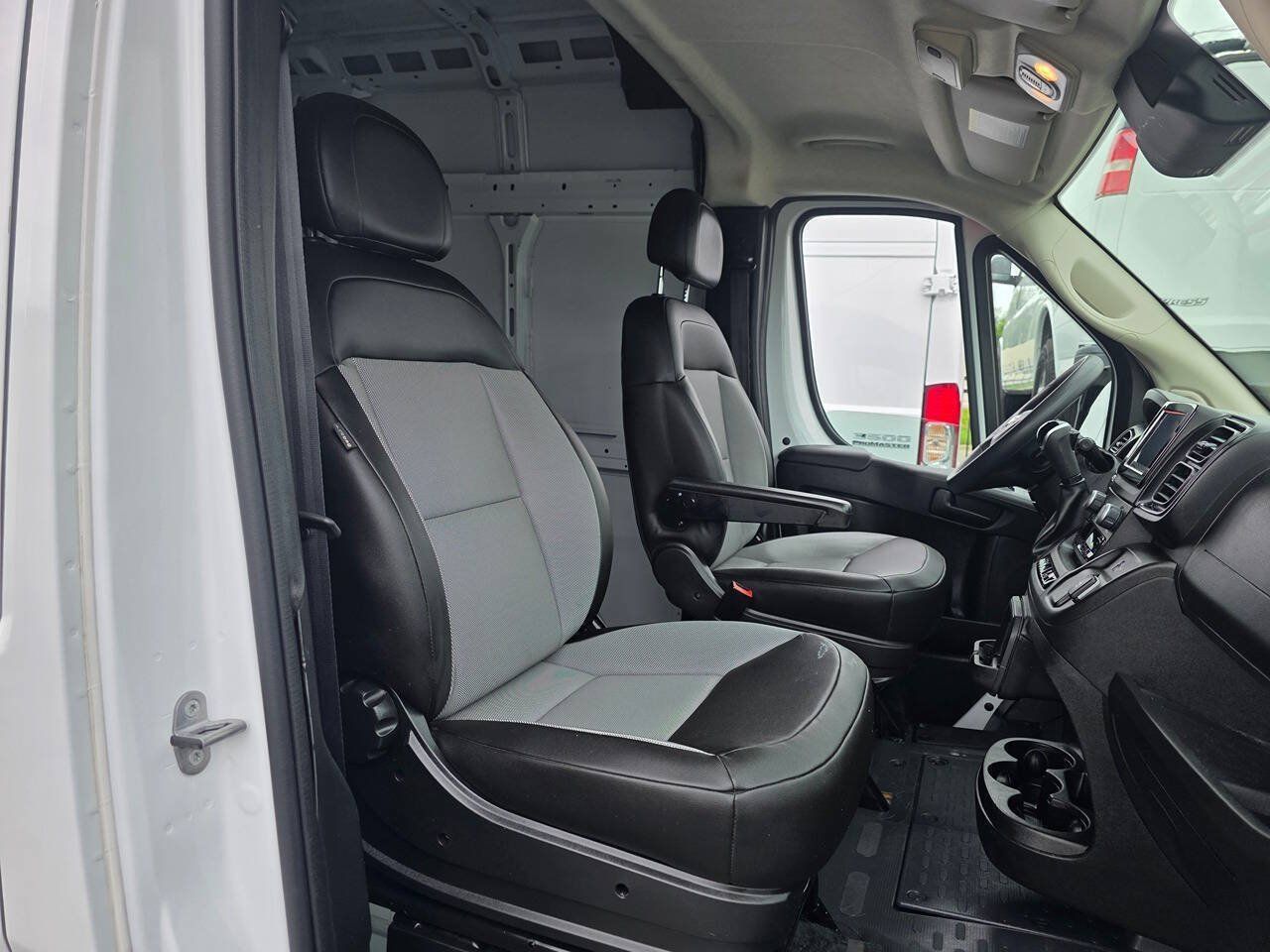Used 2025 RAM ProMaster 3500 w/ Convenience Group FWD image 9